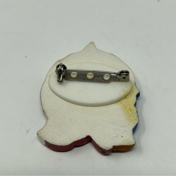 Vintage Christmas Winter Happy Holidays Carolers Singing Ceramic Painted Brooch - Picture 4 of 4